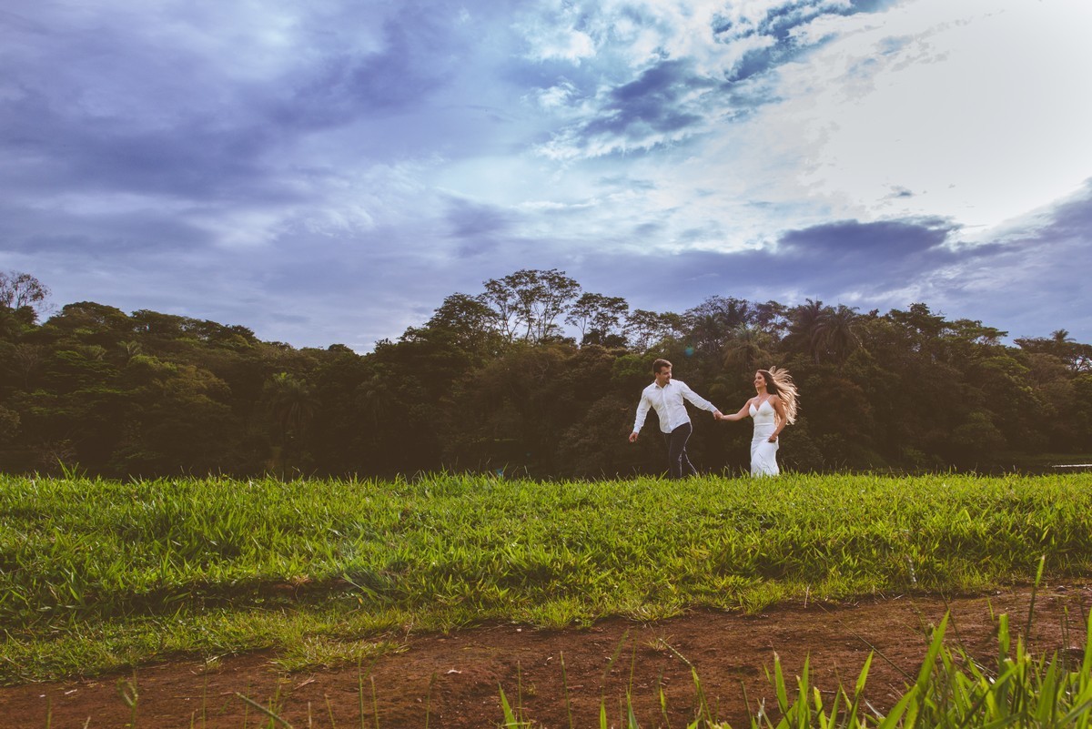 ENSAIO NAMORANDO EM ARAXÁ, ENSAIO ROMÂNTICO, ENSAIO COM FUSCA, VOLKSWAGEN FUSCA, FUSCA VERMELHO, ENSAIO PATOS DE MINAS, LIZANDRO JUNIOR, FOTOGRAFO DE CASAMENTO