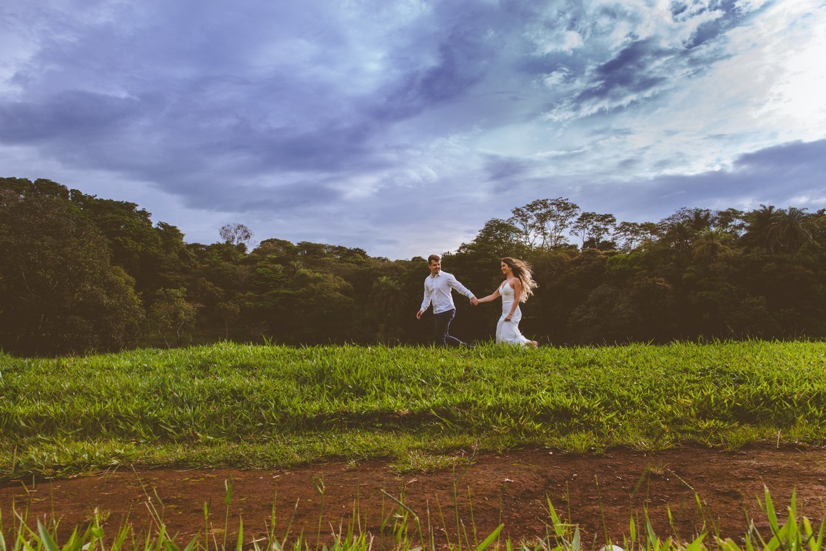 ENSAIO NAMORANDO EM ARAXÁ, ENSAIO ROMÂNTICO, ENSAIO COM FUSCA, VOLKSWAGEN FUSCA, FUSCA VERMELHO, ENSAIO PATOS DE MINAS, LIZANDRO JUNIOR, FOTOGRAFO DE CASAMENTO
