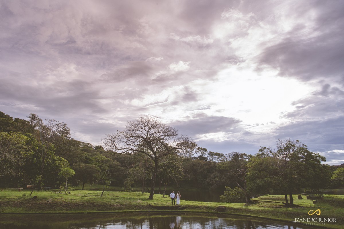 ENSAIO NAMORANDO EM ARAXÁ, ENSAIO ROMÂNTICO, ENSAIO COM FUSCA, VOLKSWAGEN FUSCA, FUSCA VERMELHO, ENSAIO PATOS DE MINAS, LIZANDRO JUNIOR, FOTOGRAFO DE CASAMENTO
