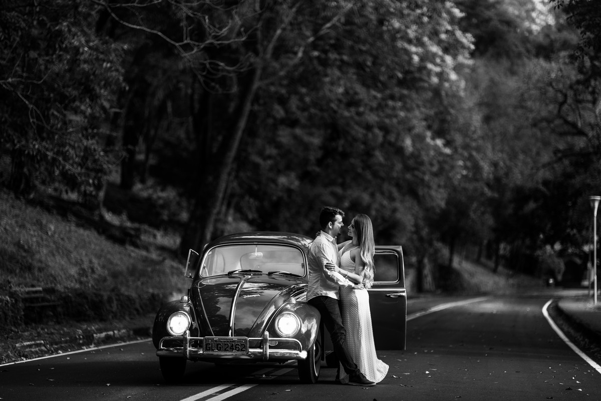ENSAIO NAMORANDO EM ARAXÁ, ENSAIO ROMÂNTICO, ENSAIO COM FUSCA, VOLKSWAGEN FUSCA, FUSCA VERMELHO, ENSAIO PATOS DE MINAS, LIZANDRO JUNIOR, FOTOGRAFO DE CASAMENTO