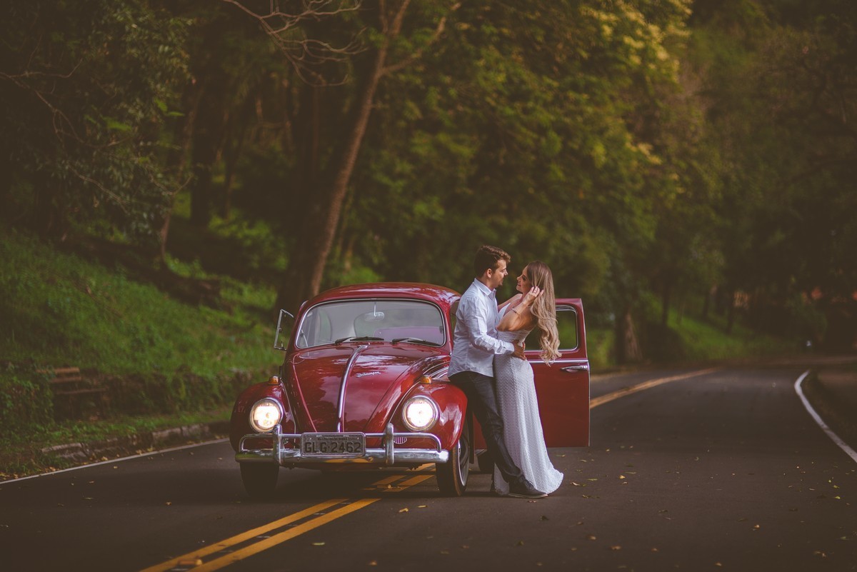 ENSAIO NAMORANDO EM ARAXÁ, ENSAIO ROMÂNTICO, ENSAIO COM FUSCA, VOLKSWAGEN FUSCA, FUSCA VERMELHO, ENSAIO PATOS DE MINAS, LIZANDRO JUNIOR, FOTOGRAFO DE CASAMENTO