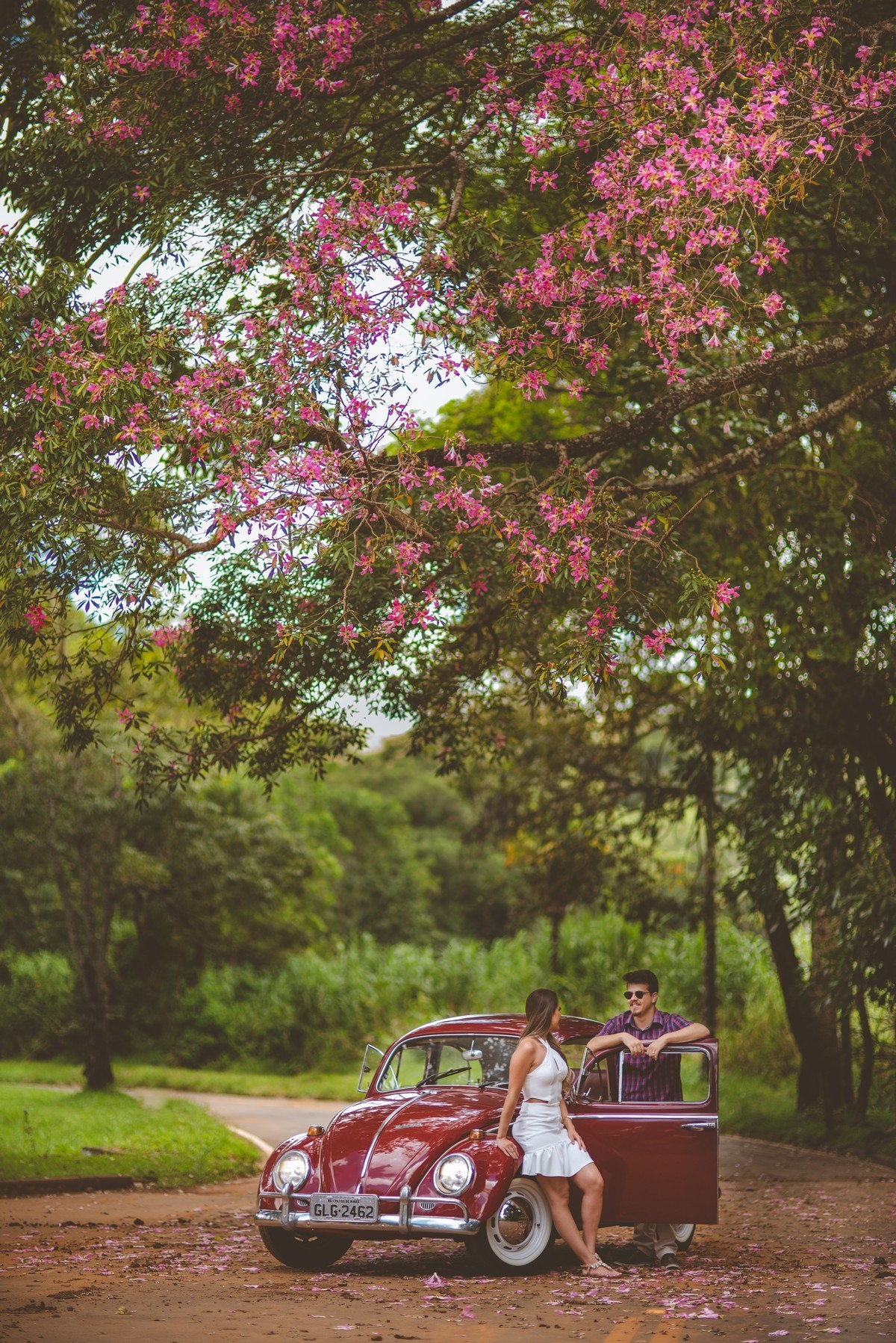 ENSAIO NAMORANDO EM ARAXÁ, ENSAIO ROMÂNTICO, ENSAIO COM FUSCA, VOLKSWAGEN FUSCA, FUSCA VERMELHO, ENSAIO PATOS DE MINAS, LIZANDRO JUNIOR, FOTOGRAFO DE CASAMENTO