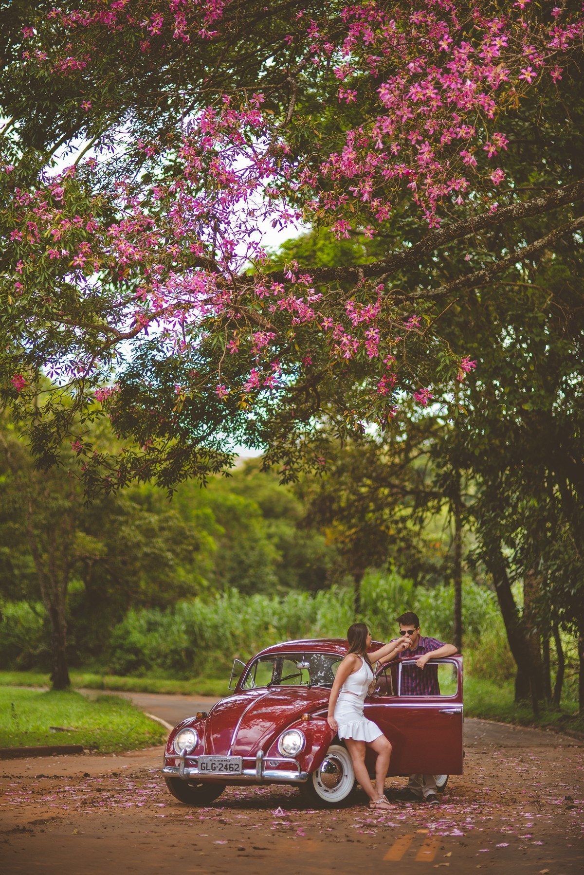 ENSAIO NAMORANDO EM ARAXÁ, ENSAIO ROMÂNTICO, ENSAIO COM FUSCA, VOLKSWAGEN FUSCA, FUSCA VERMELHO, ENSAIO PATOS DE MINAS, LIZANDRO JUNIOR, FOTOGRAFO DE CASAMENTO