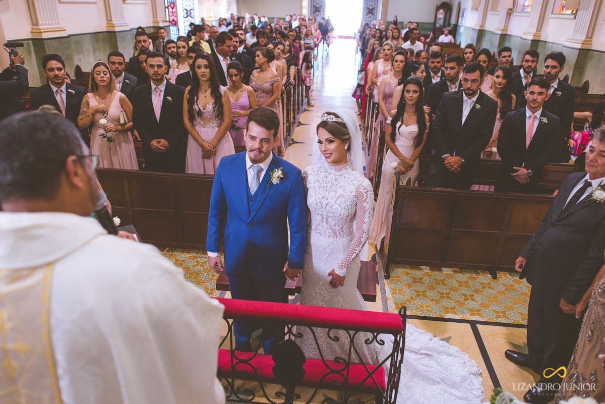 CASAMENTO, ALYNE E VINICIUS, PATOS DE MINAS, FOTOGRAFO DE CASAMENTO, OLD ROCK BARBER, CAPUCHINHOS, FUSCA, CARRO ANTIGO, LIZANDRO JUNIOR