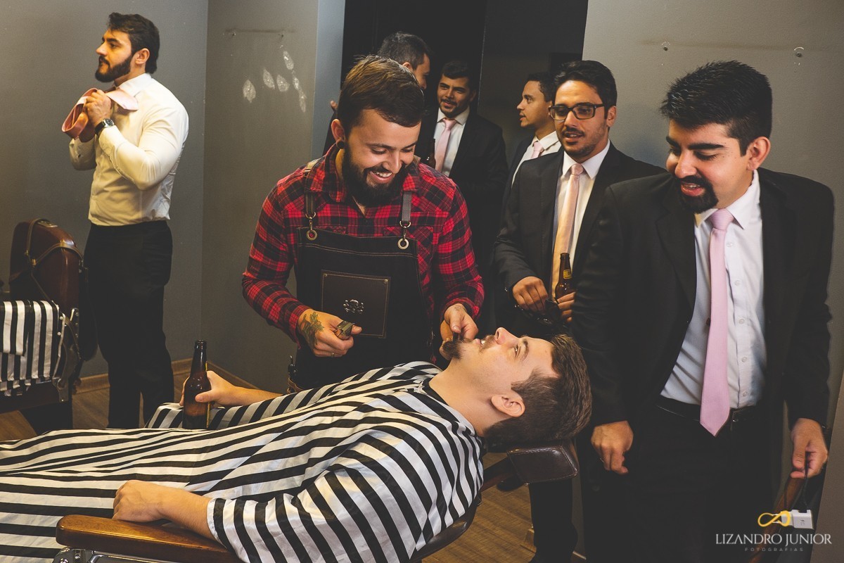 CASAMENTO, ALYNE E VINICIUS, PATOS DE MINAS, FOTOGRAFO DE CASAMENTO, OLD ROCK BARBER, CAPUCHINHOS, FUSCA, CARRO ANTIGO, LIZANDRO JUNIOR