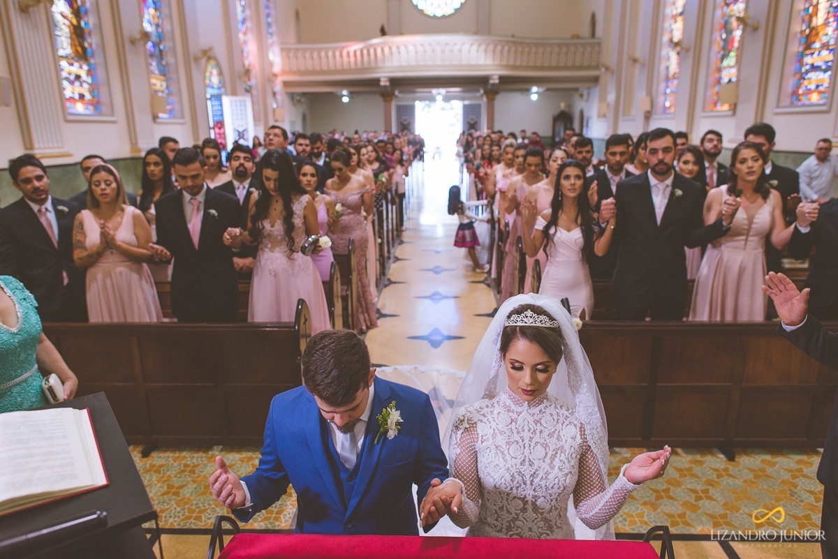 CASAMENTO, ALYNE E VINICIUS, PATOS DE MINAS, FOTOGRAFO DE CASAMENTO, OLD ROCK BARBER, CAPUCHINHOS, FUSCA, CARRO ANTIGO, LIZANDRO JUNIOR