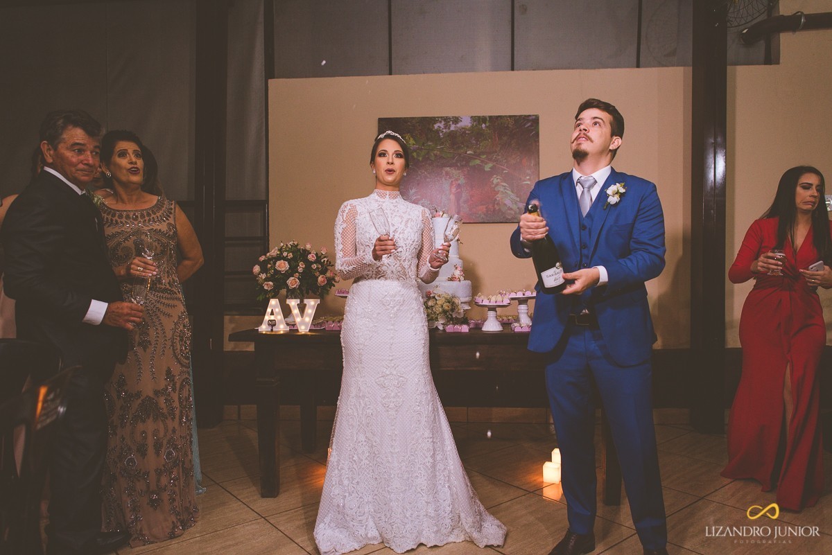 CASAMENTO, ALYNE E VINICIUS, PATOS DE MINAS, FOTOGRAFO DE CASAMENTO, OLD ROCK BARBER, CAPUCHINHOS, FUSCA, CARRO ANTIGO, LIZANDRO JUNIOR