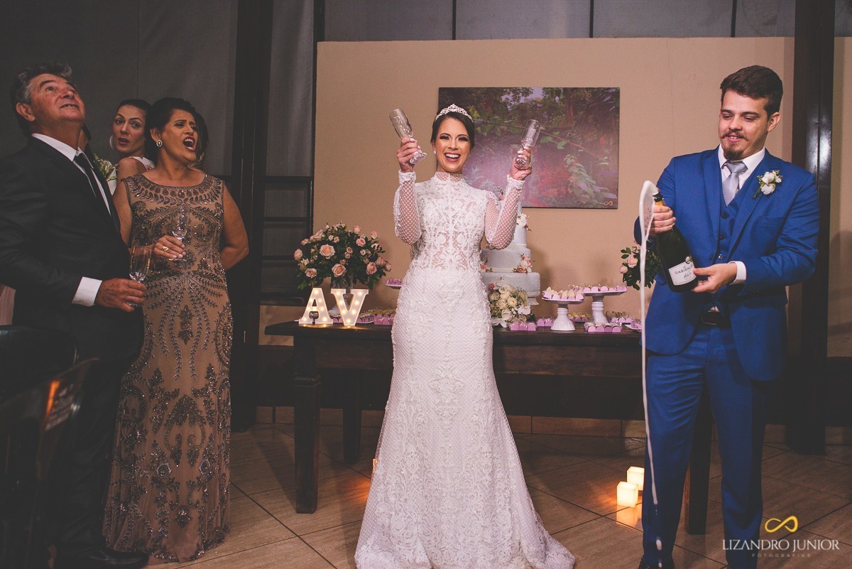 CASAMENTO, ALYNE E VINICIUS, PATOS DE MINAS, FOTOGRAFO DE CASAMENTO, OLD ROCK BARBER, CAPUCHINHOS, FUSCA, CARRO ANTIGO, LIZANDRO JUNIOR