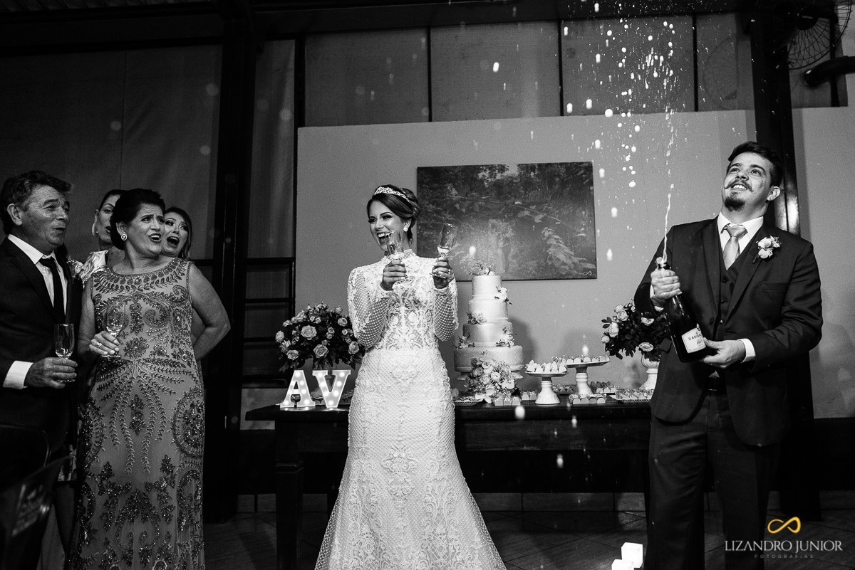 CASAMENTO, ALYNE E VINICIUS, PATOS DE MINAS, FOTOGRAFO DE CASAMENTO, OLD ROCK BARBER, CAPUCHINHOS, FUSCA, CARRO ANTIGO, LIZANDRO JUNIOR