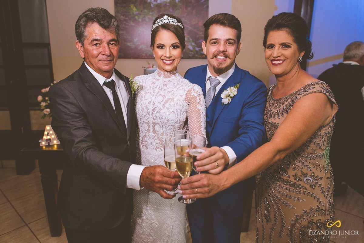 CASAMENTO, ALYNE E VINICIUS, PATOS DE MINAS, FOTOGRAFO DE CASAMENTO, OLD ROCK BARBER, CAPUCHINHOS, FUSCA, CARRO ANTIGO, LIZANDRO JUNIOR