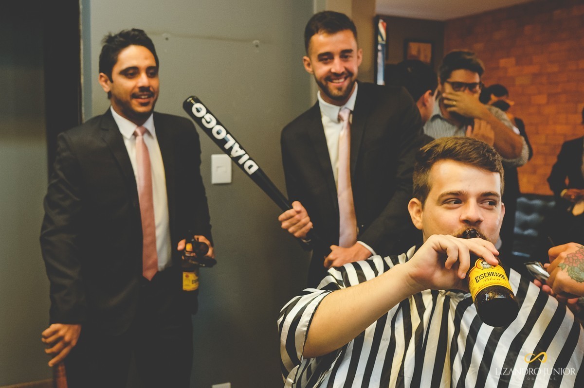 CASAMENTO, ALYNE E VINICIUS, PATOS DE MINAS, FOTOGRAFO DE CASAMENTO, OLD ROCK BARBER, CAPUCHINHOS, FUSCA, CARRO ANTIGO, LIZANDRO JUNIOR