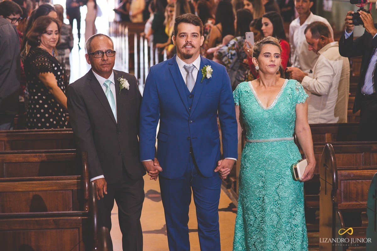 CASAMENTO, ALYNE E VINICIUS, PATOS DE MINAS, FOTOGRAFO DE CASAMENTO, OLD ROCK BARBER, CAPUCHINHOS, FUSCA, CARRO ANTIGO, LIZANDRO JUNIOR