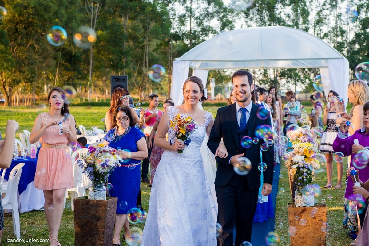 saida noivos bolhas sabão casamento campo