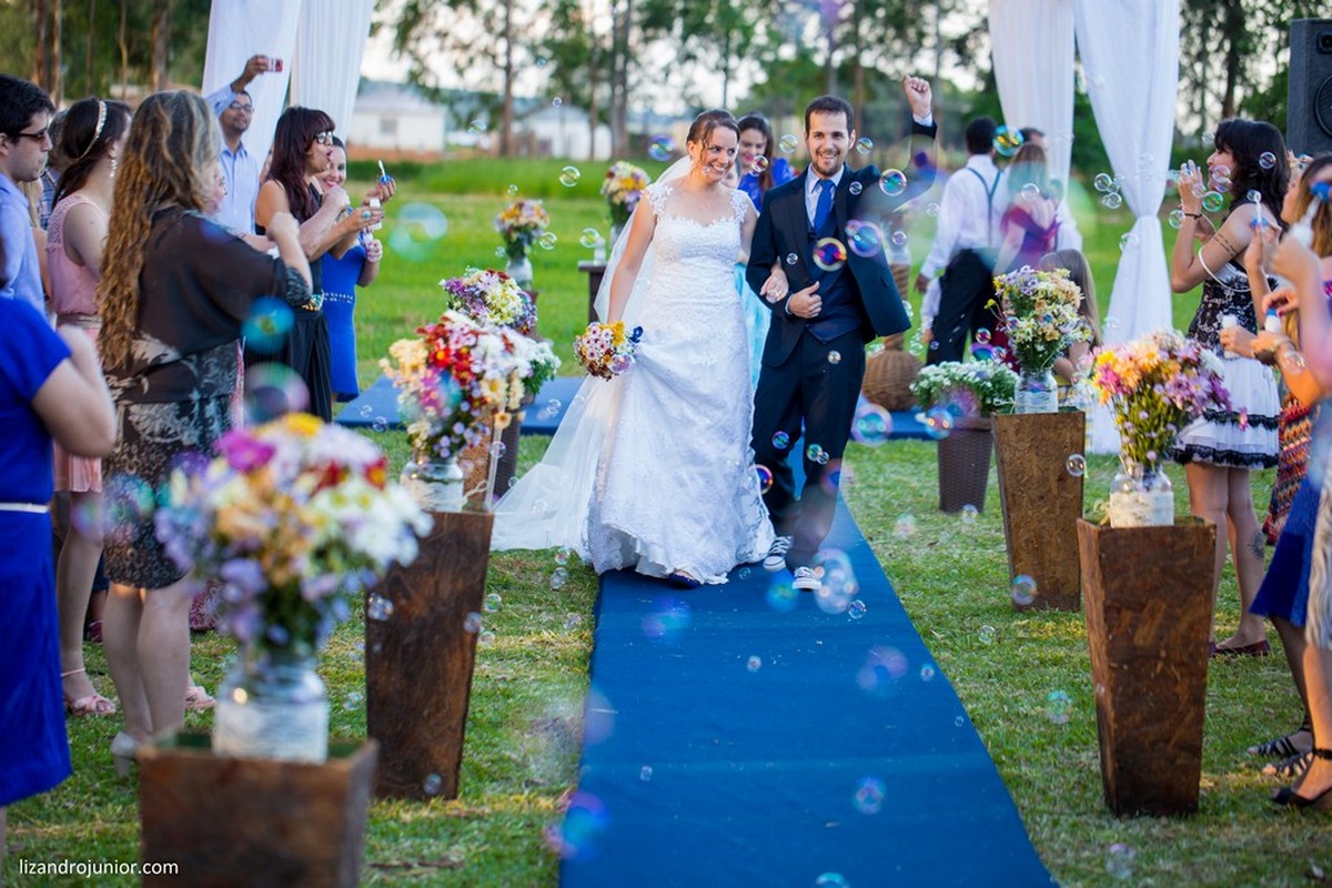 saida dos noivos casamento de dia