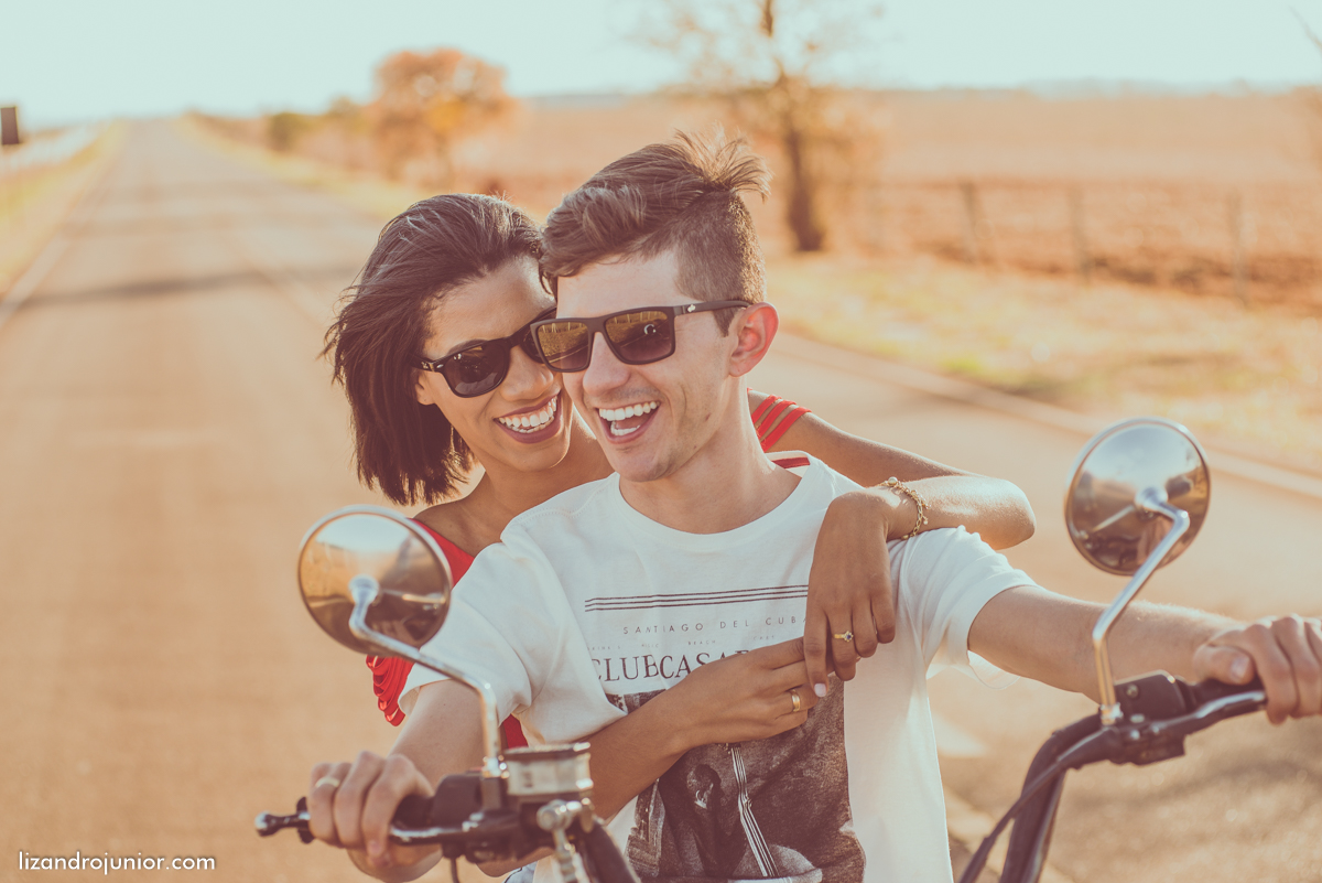 ensaio romantico namorando moto motocicleta divertido