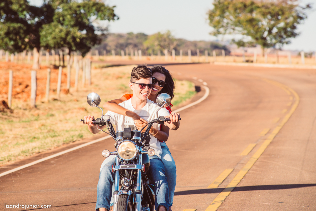 ensaio romantico namorando moto motocicleta divertido