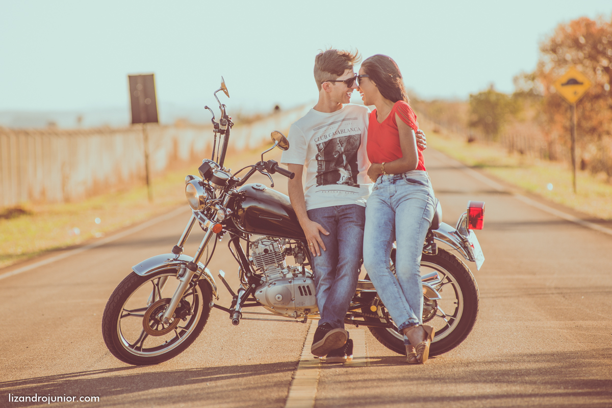 ensaio romantico namorando moto motocicleta divertido