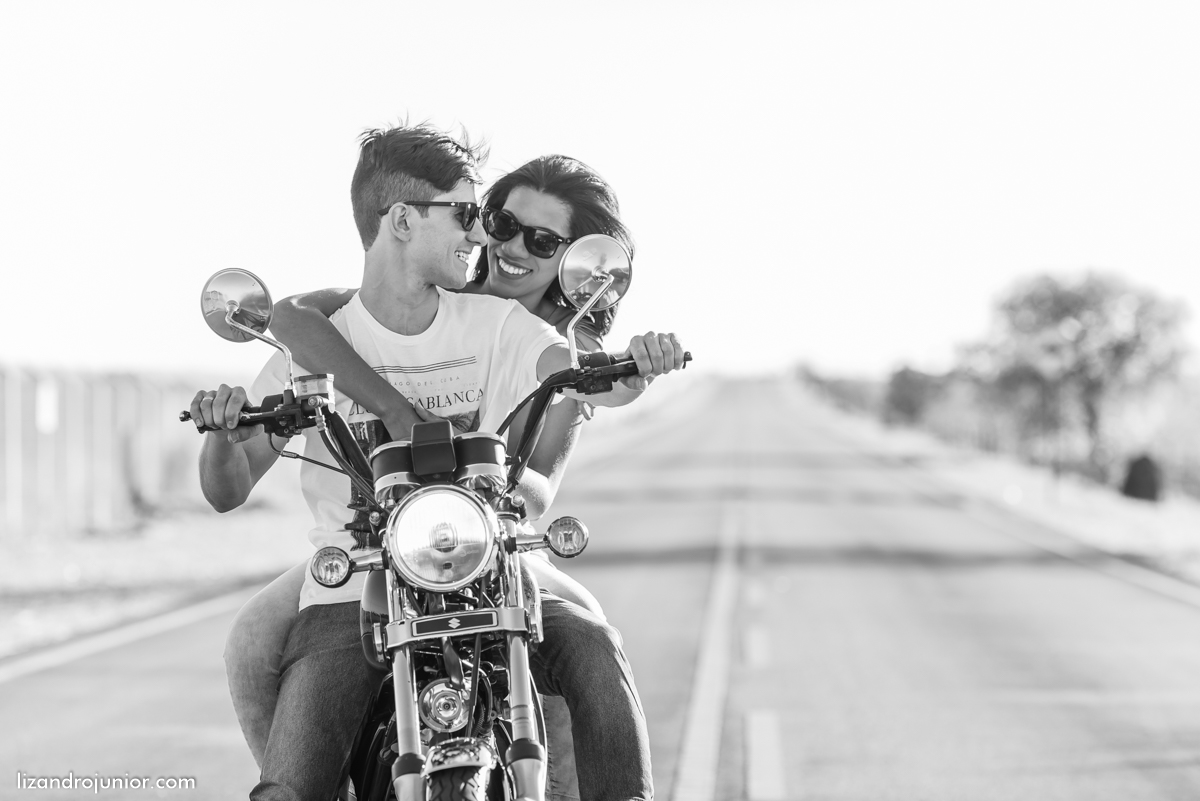 ensaio romantico namorando moto motocicleta divertido