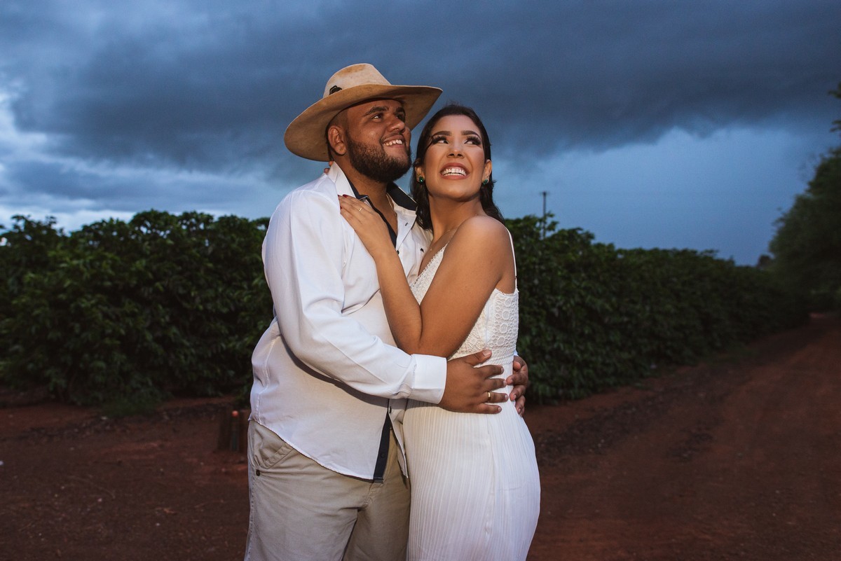 ENSAIO NAMORANDO, PAULA E HENRIQUE, PATOS DE MINAS, LAGOA FORMOSA, USINA, LIZANDRO JUNIOR, FOTOGRAFIA DE CASAMENTO
