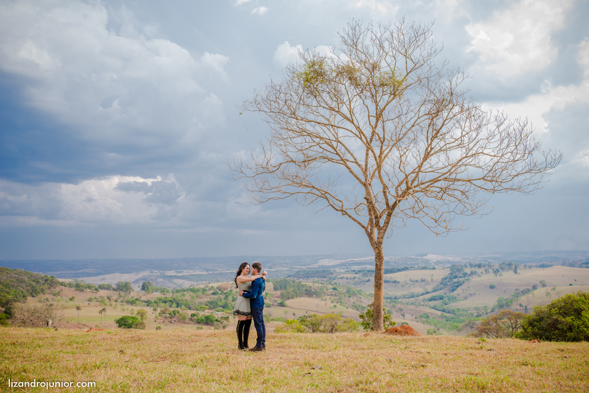 ensaio namorando ao ar livre, ensaio romantico, são gotardo mg fotografo em sao gotardo, ensaio namorando motocross