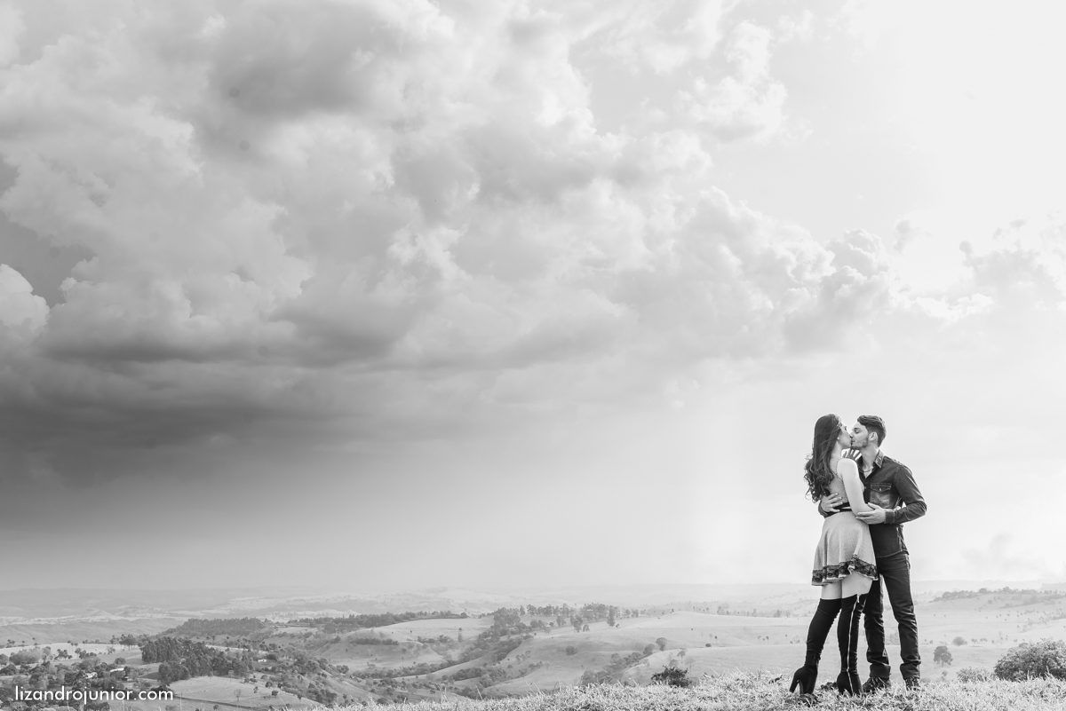 ensaio namorando ao ar livre, ensaio romantico, são gotardo mg fotografo em sao gotardo, ensaio namorando motocross