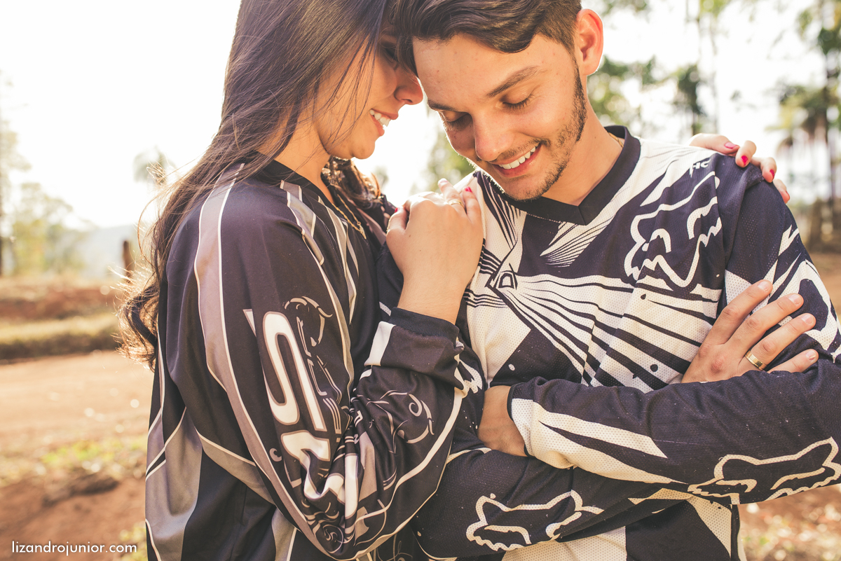 ensaio namorando ao ar livre, ensaio romantico, são gotardo mg fotografo em sao gotardo, ensaio namorando motocross