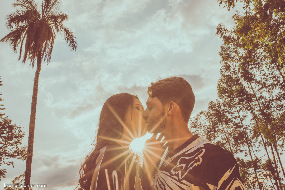 ensaio namorando ao ar livre, ensaio romantico, são gotardo mg fotografo em sao gotardo, ensaio namorando motocross