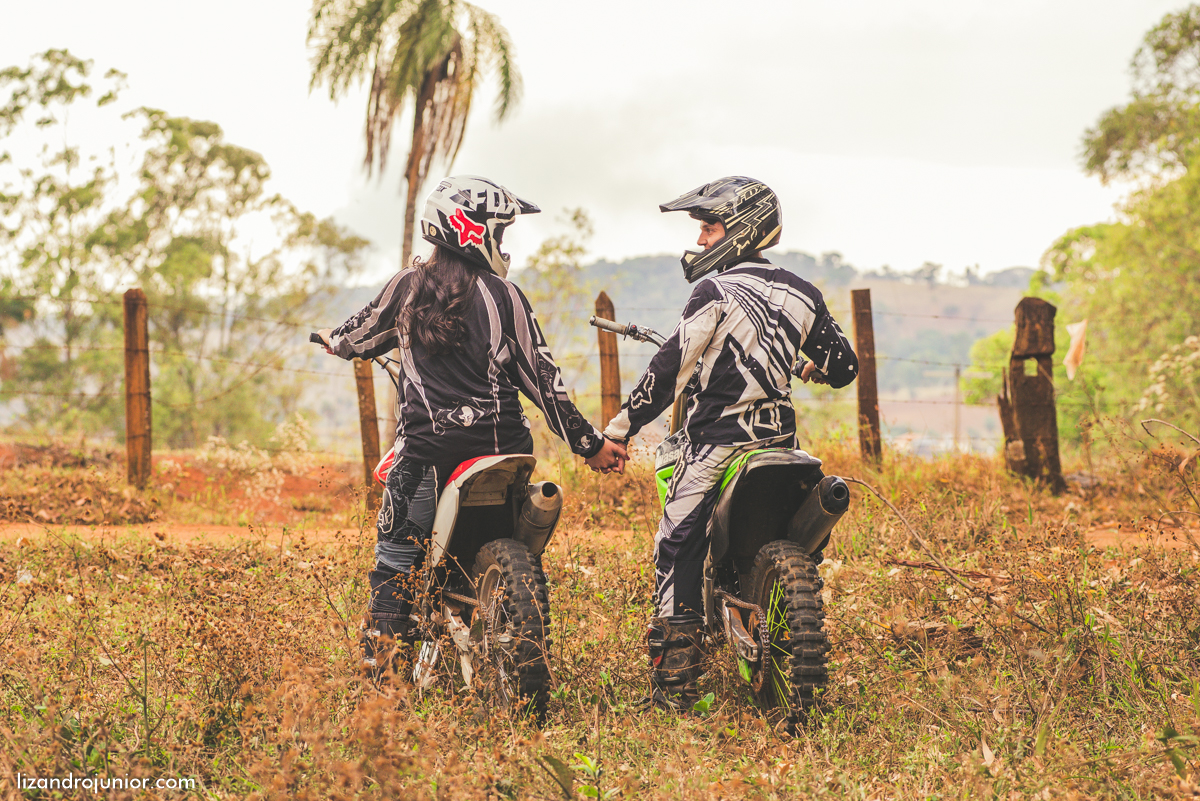 ensaio namorando ao ar livre, ensaio romantico, são gotardo mg fotografo em sao gotardo, ensaio namorando motocross