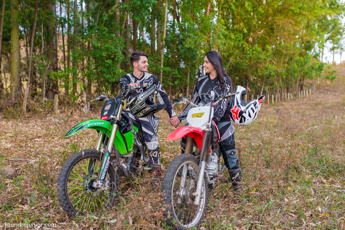 ensaio namorando ao ar livre, ensaio romantico, são gotardo mg fotografo em sao gotardo, ensaio namorando motocross