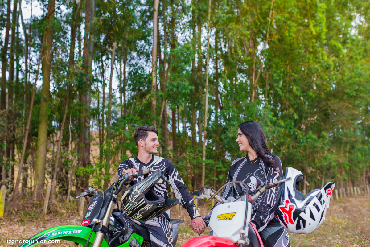 ensaio namorando ao ar livre, ensaio romantico, são gotardo mg fotografo em sao gotardo, ensaio namorando motocross