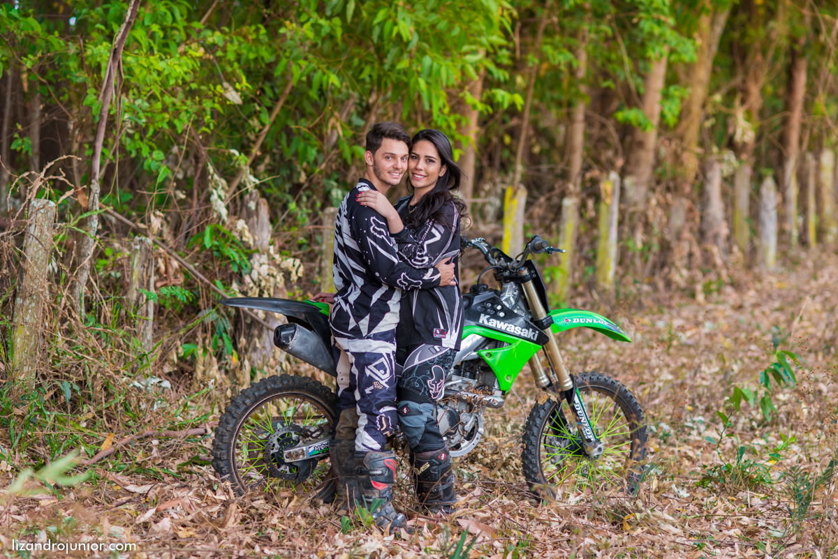 ensaio namorando ao ar livre, ensaio romantico, são gotardo mg fotografo em sao gotardo, ensaio namorando motocross