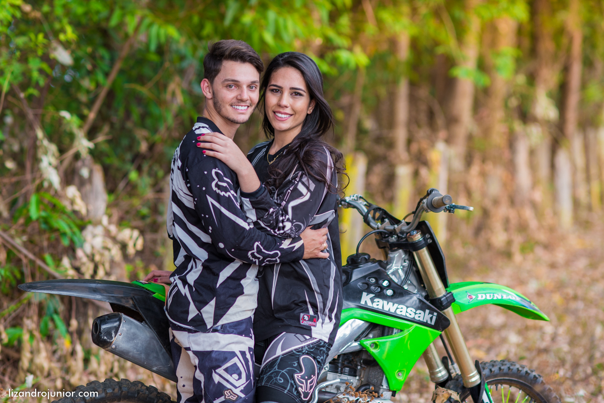 ensaio namorando ao ar livre, ensaio romantico, são gotardo mg fotografo em sao gotardo, ensaio namorando motocross