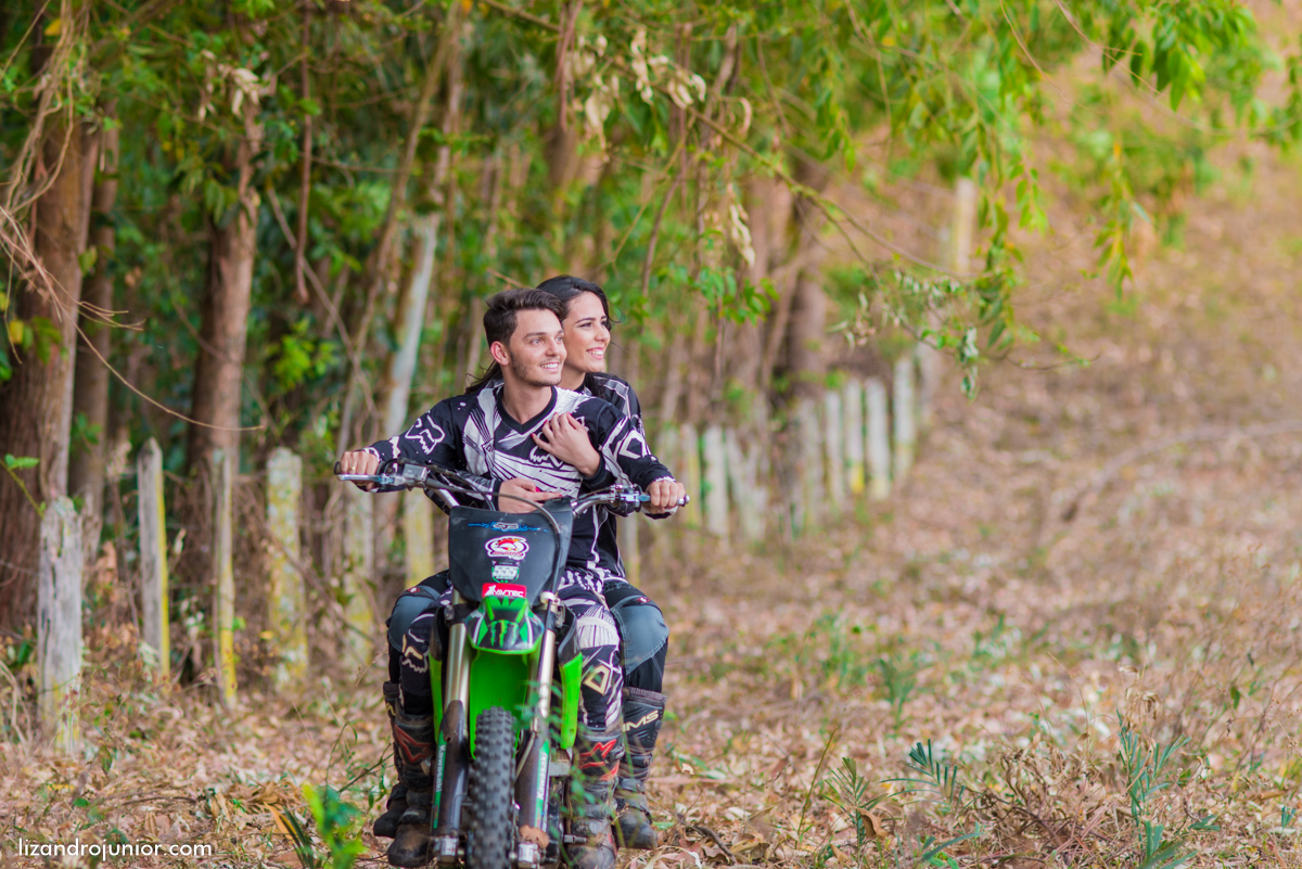 ensaio namorando ao ar livre, ensaio romantico, são gotardo mg fotografo em sao gotardo, ensaio namorando motocross