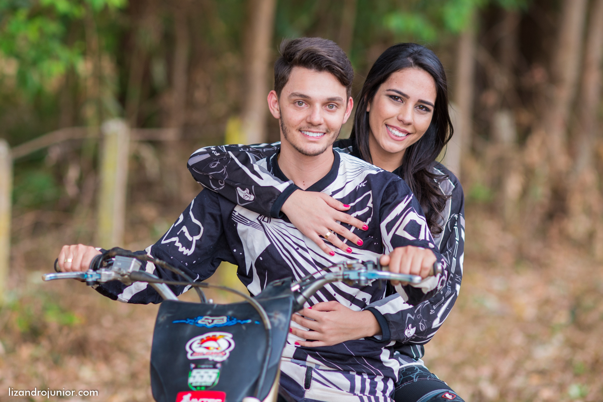 ensaio namorando ao ar livre, ensaio romantico, são gotardo mg fotografo em sao gotardo, ensaio namorando motocross