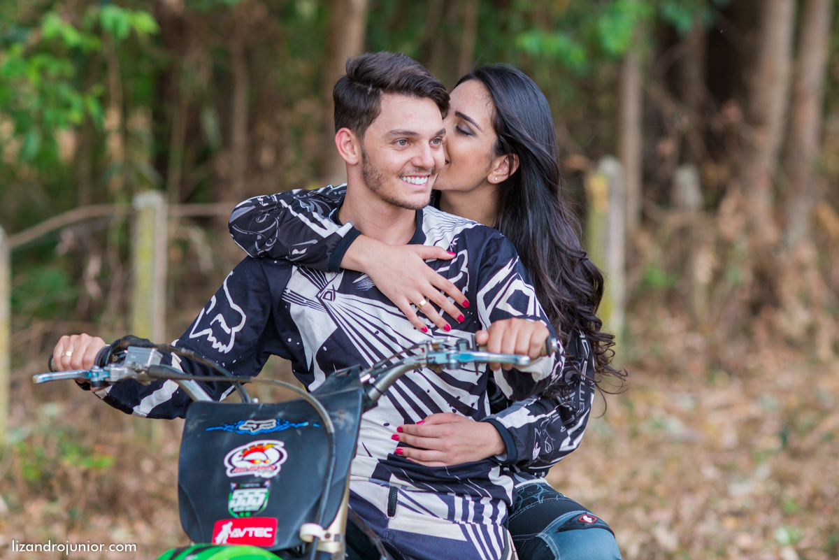 ensaio namorando ao ar livre, ensaio romantico, são gotardo mg fotografo em sao gotardo, ensaio namorando motocross