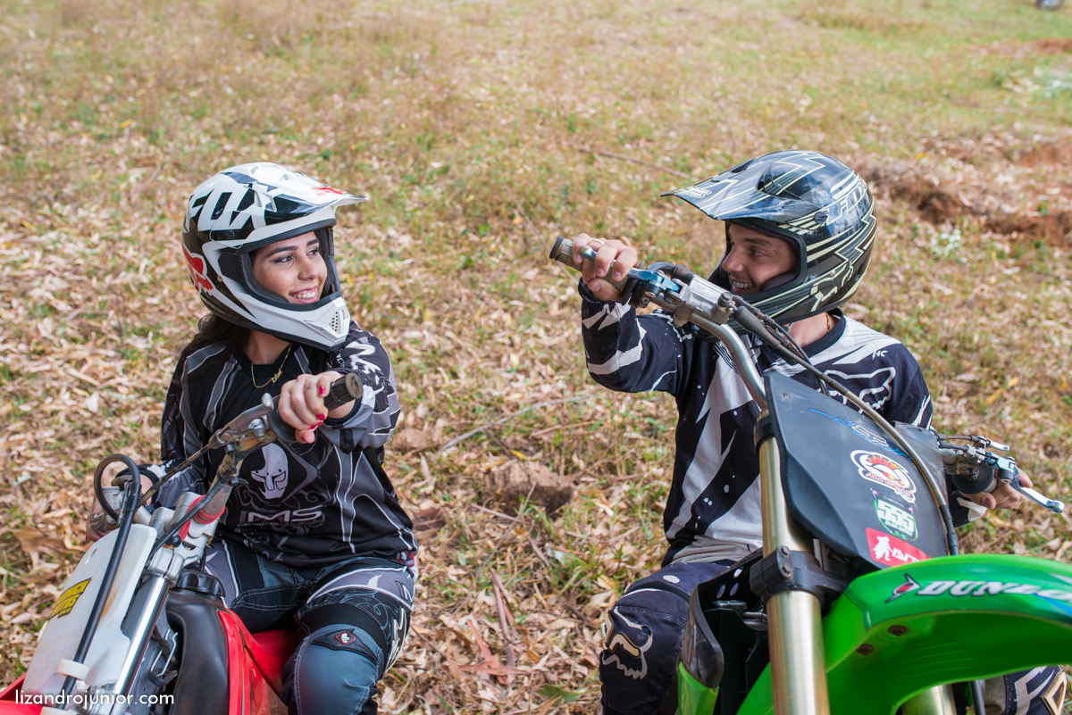 ensaio namorando ao ar livre, ensaio romantico, são gotardo mg fotografo em sao gotardo, ensaio namorando motocross