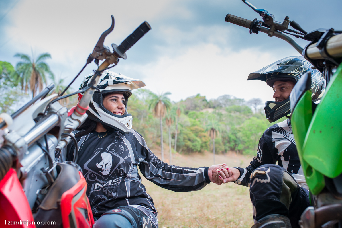 ensaio namorando ao ar livre, ensaio romantico, são gotardo mg fotografo em sao gotardo, ensaio namorando motocross