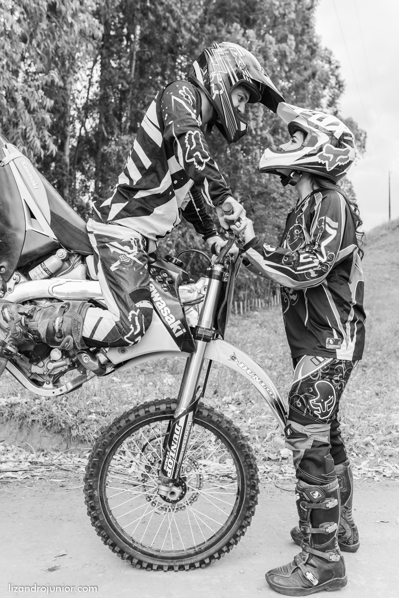 ensaio namorando ao ar livre, ensaio romantico, são gotardo mg fotografo em sao gotardo, ensaio namorando motocross