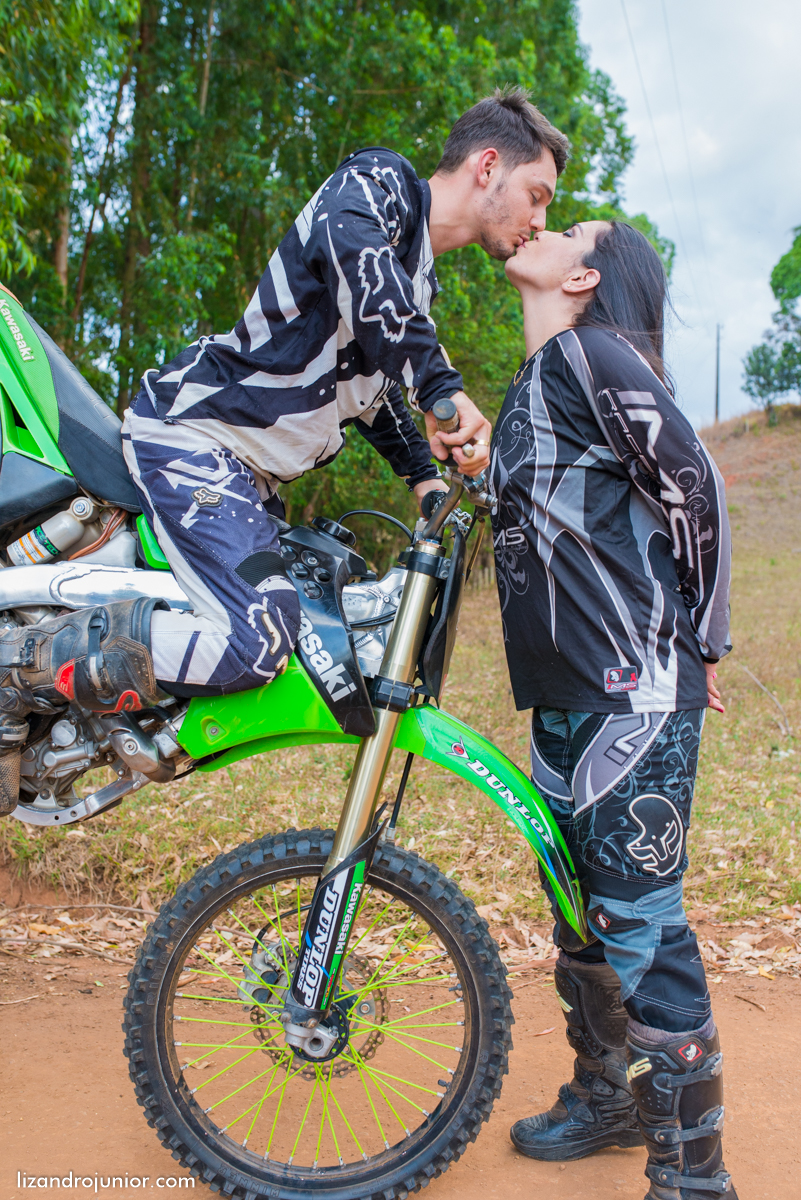 ensaio namorando ao ar livre, ensaio romantico, são gotardo mg fotografo em sao gotardo, ensaio namorando motocross