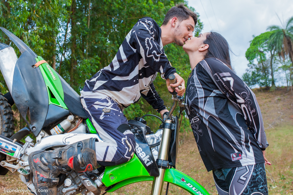 ensaio namorando ao ar livre, ensaio romantico, são gotardo mg fotografo em sao gotardo, ensaio namorando motocross