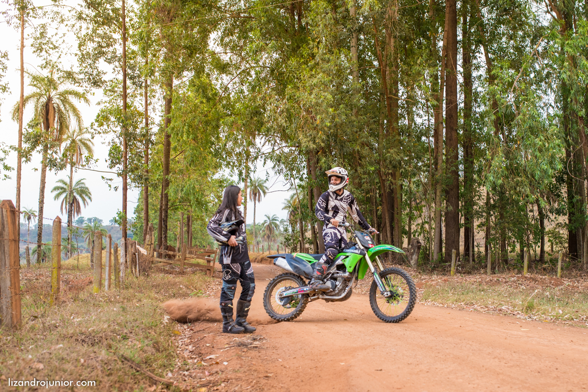 ensaio namorando ao ar livre, ensaio romantico, são gotardo mg fotografo em sao gotardo, ensaio namorando motocross