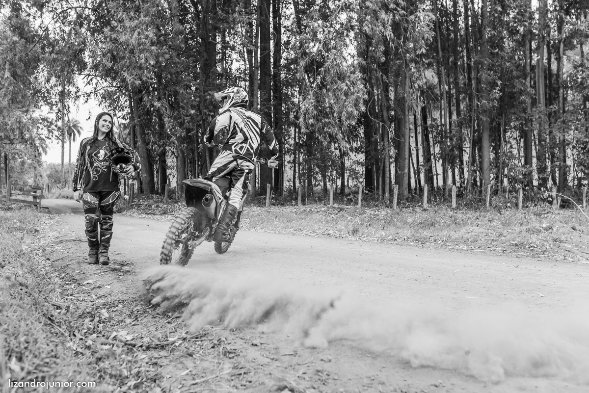 ensaio namorando ao ar livre, ensaio romantico, são gotardo mg fotografo em sao gotardo, ensaio namorando motocross