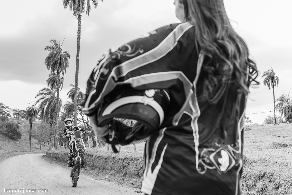 ensaio namorando ao ar livre, ensaio romantico, são gotardo mg fotografo em sao gotardo, ensaio namorando motocross