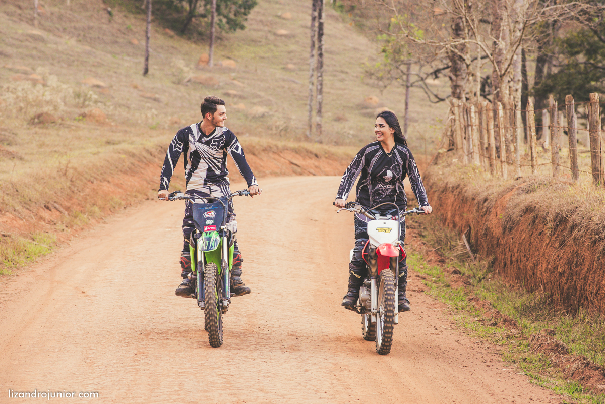 ensaio namorando ao ar livre, ensaio romantico, são gotardo mg fotografo em sao gotardo, ensaio namorando motocross