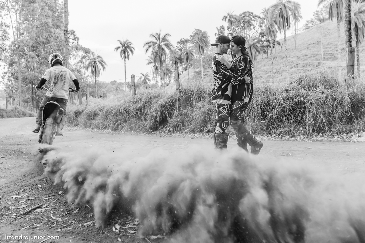 ensaio namorando ao ar livre, ensaio romantico, são gotardo mg fotografo em sao gotardo, ensaio namorando motocross