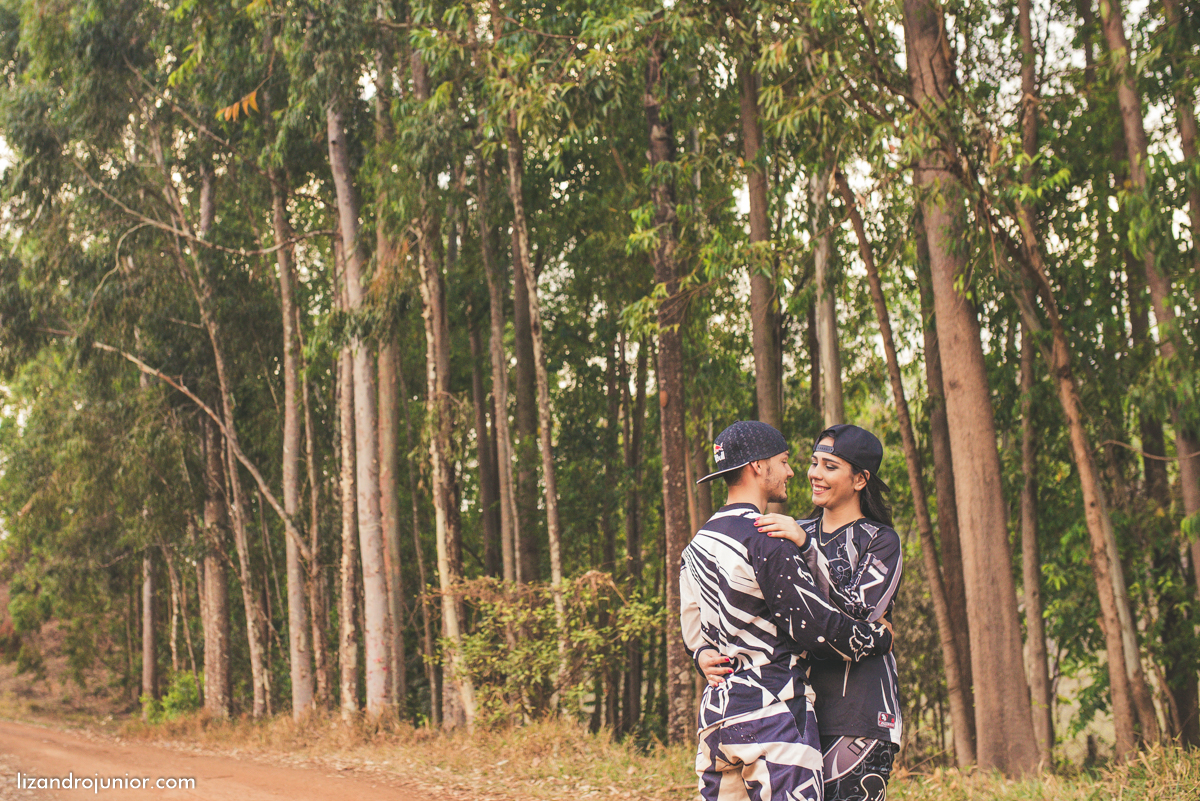 ensaio namorando ao ar livre, ensaio romantico, são gotardo mg fotografo em sao gotardo, ensaio namorando motocross