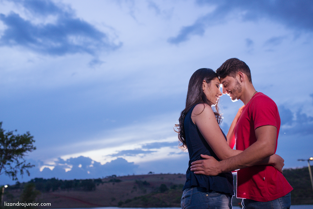 ensaio namorando ao ar livre, ensaio romantico, são gotardo mg fotografo em sao gotardo, ensaio namorando motocross