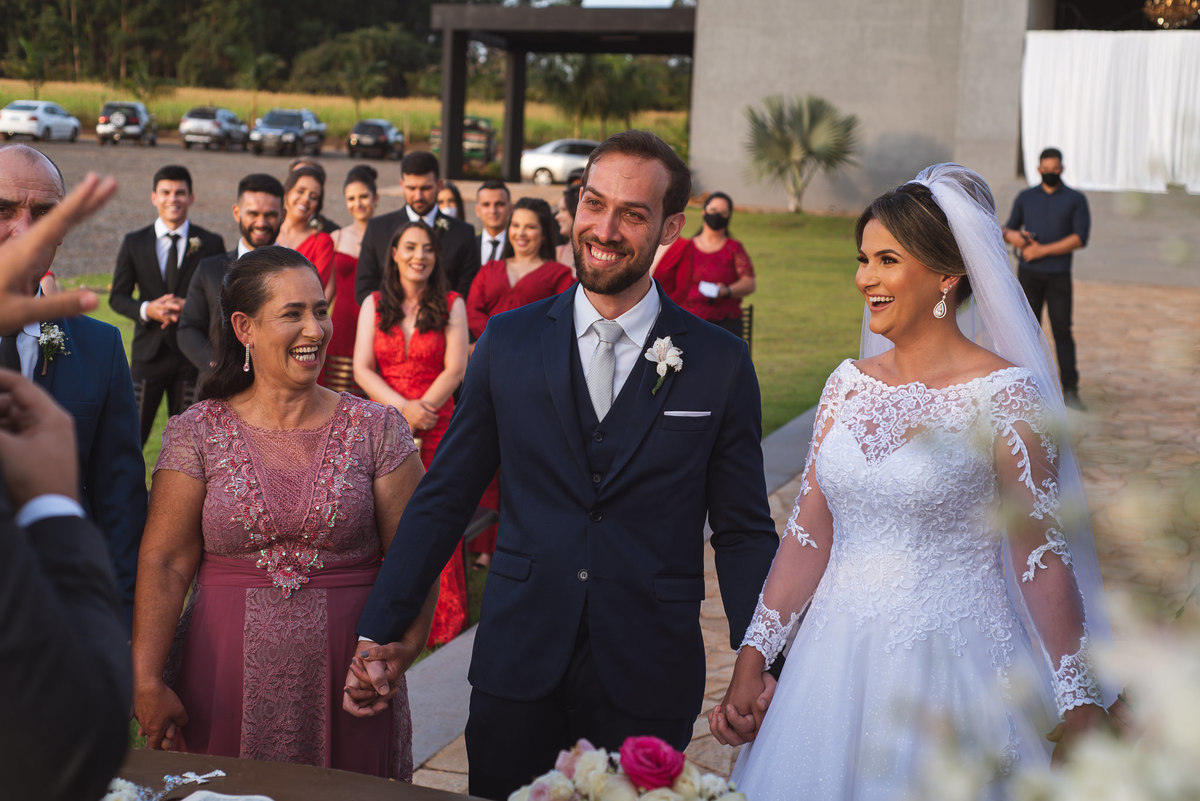 casamento, renata e diego, patos de minas, lizandro junior, samuel veloso, casamento ao ar livre, espaço casa flor, miqueias celebrante, neo old car, enlace maison, alkha ternos