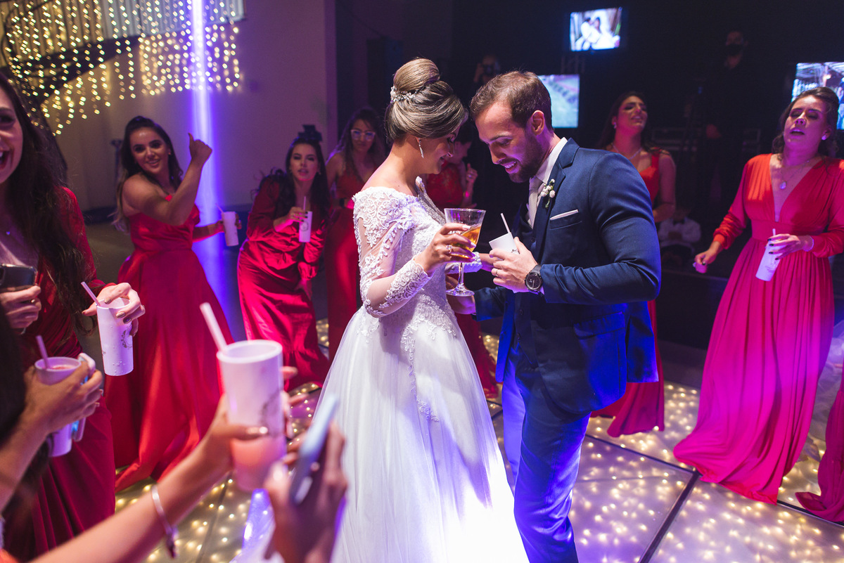 casamento, renata e diego, patos de minas, lizandro junior, samuel veloso, casamento ao ar livre, espaço casa flor, miqueias celebrante, neo old car, enlace maison, alkha ternos