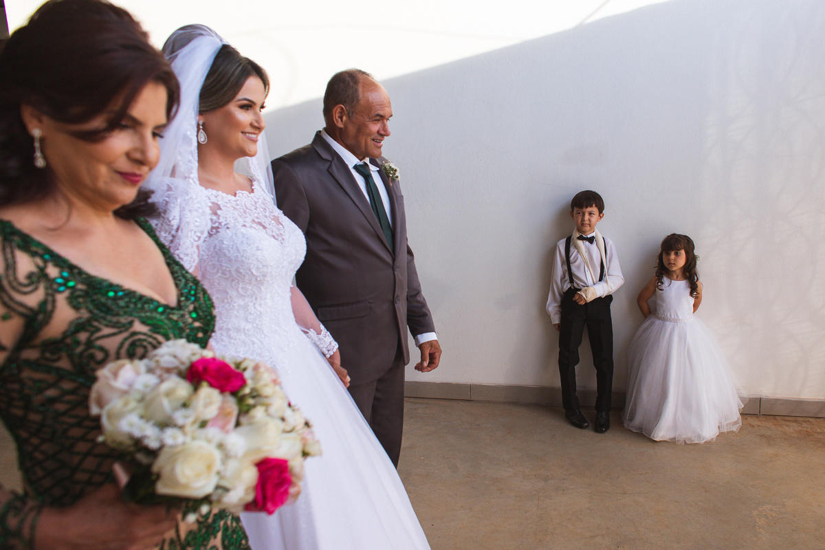 casamento, renata e diego, patos de minas, lizandro junior, samuel veloso, casamento ao ar livre, espaço casa flor, miqueias celebrante, neo old car, enlace maison, alkha ternos